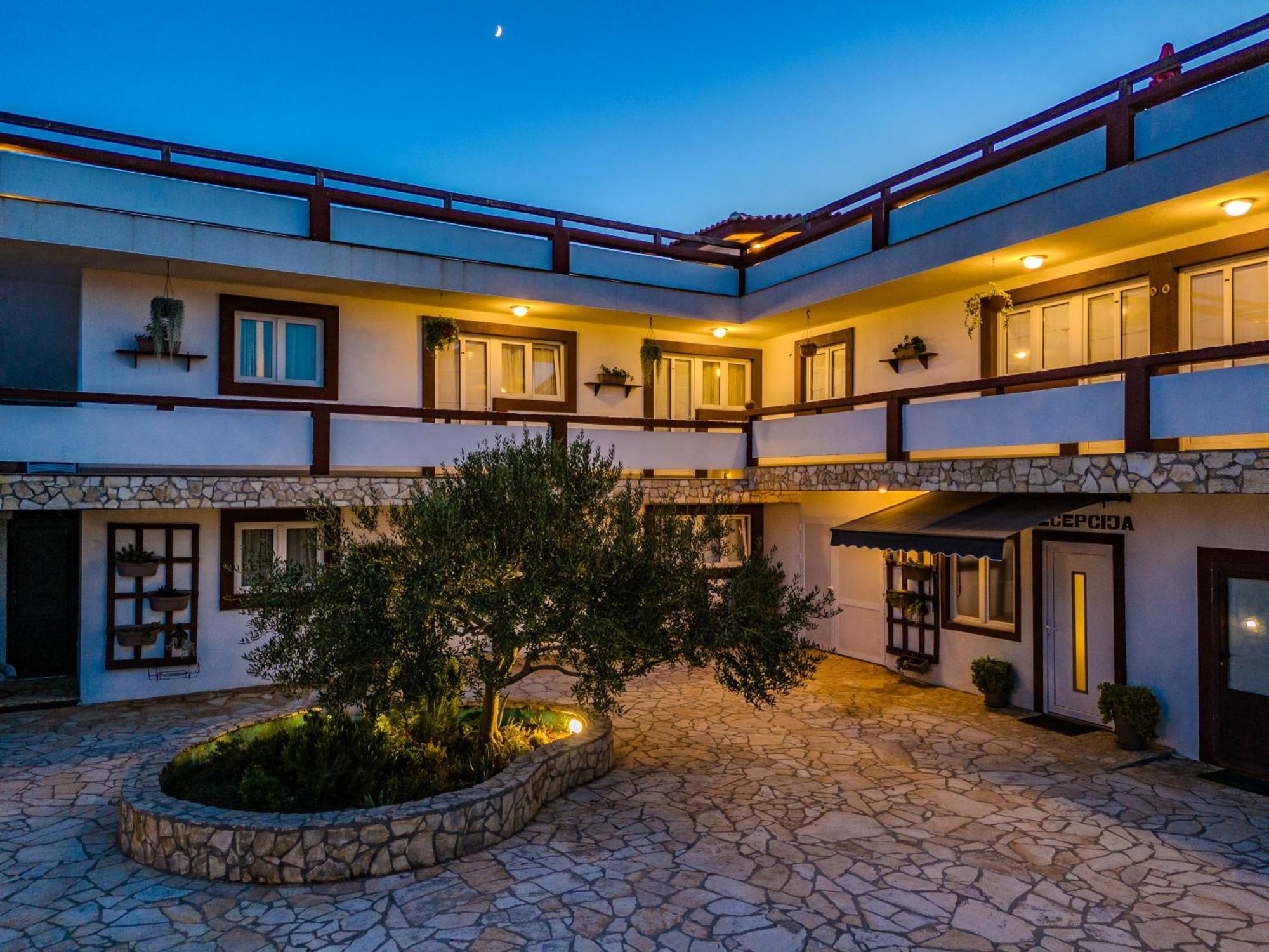 Guesthouse Kod Spavalice ヴィル エクステリア 写真